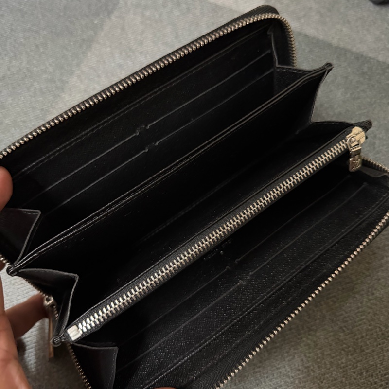 Lv水波紋拉鍊長夾（M60072）-5