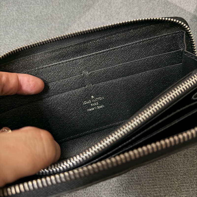 Lv水波紋拉鍊長夾（M60072）-6