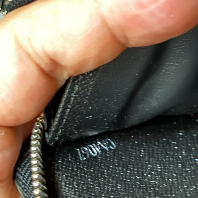 Lv水波紋拉鍊長夾（M60072）-7