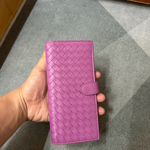 BOTTEGA VENETA 純手工羊皮編織扣式零錢中長夾.桃紅