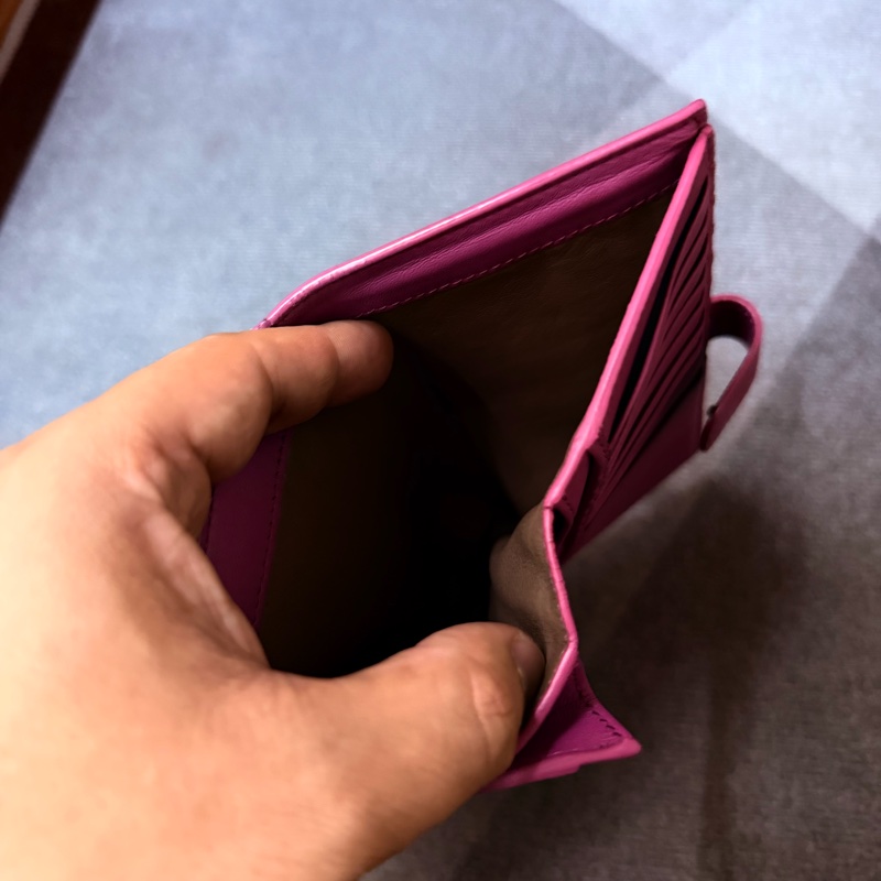 BOTTEGA VENETA 純手工羊皮編織扣式零錢中長夾.桃紅-7