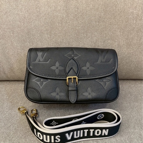 LV黑色法棍包/側背包