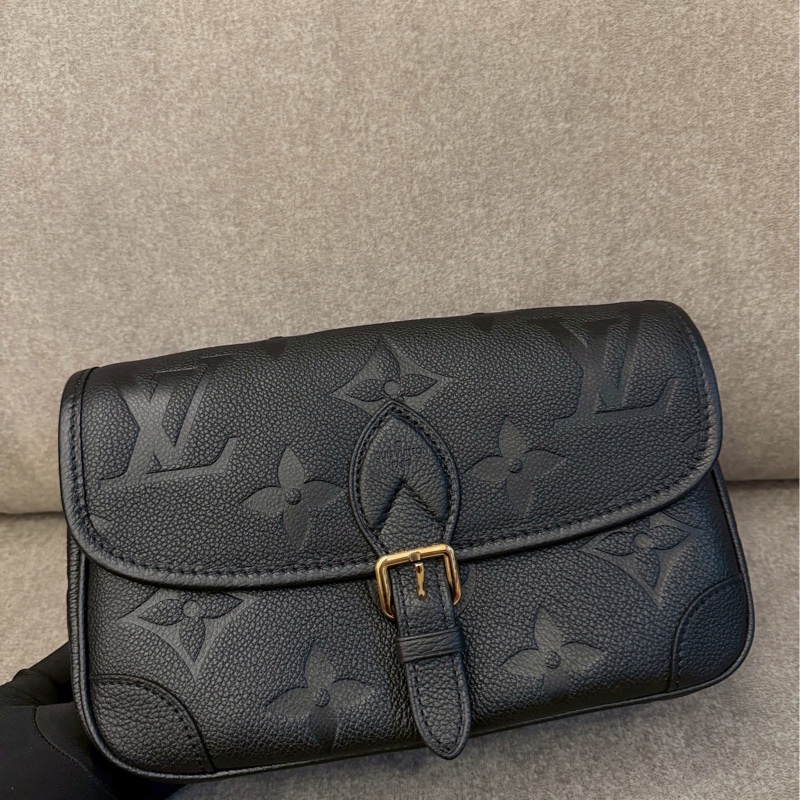 LV黑色法棍包/側背包-1