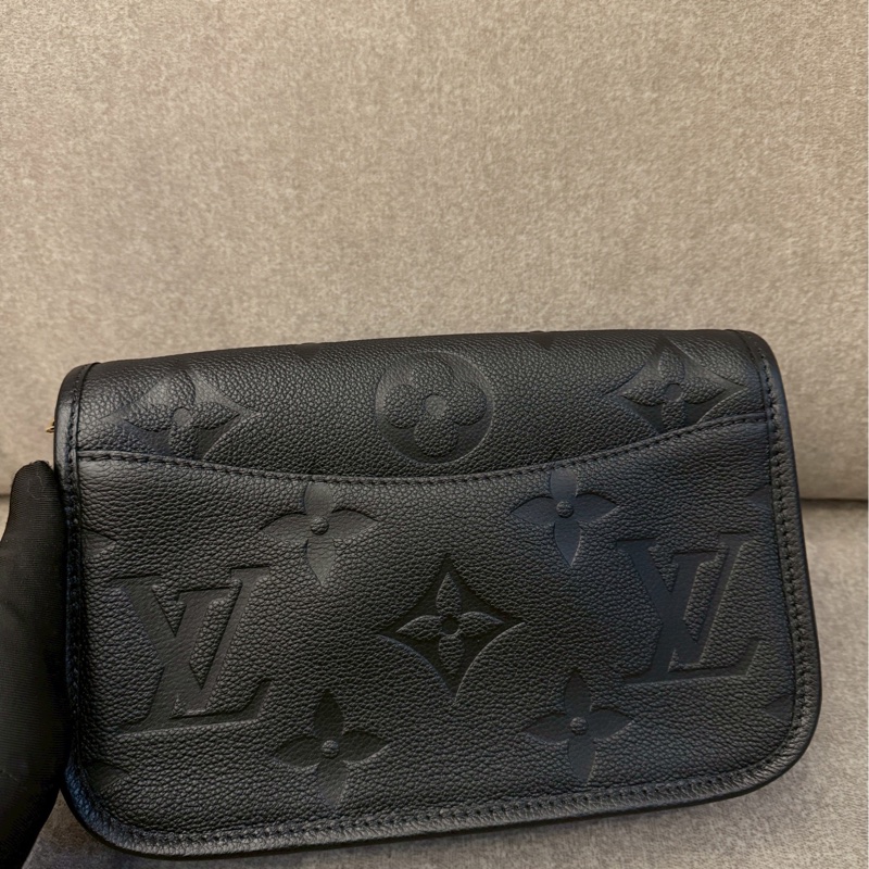 LV黑色法棍包/側背包-2