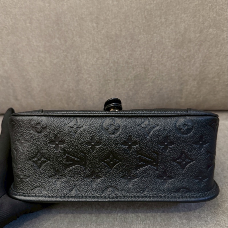 LV黑色法棍包/側背包-3