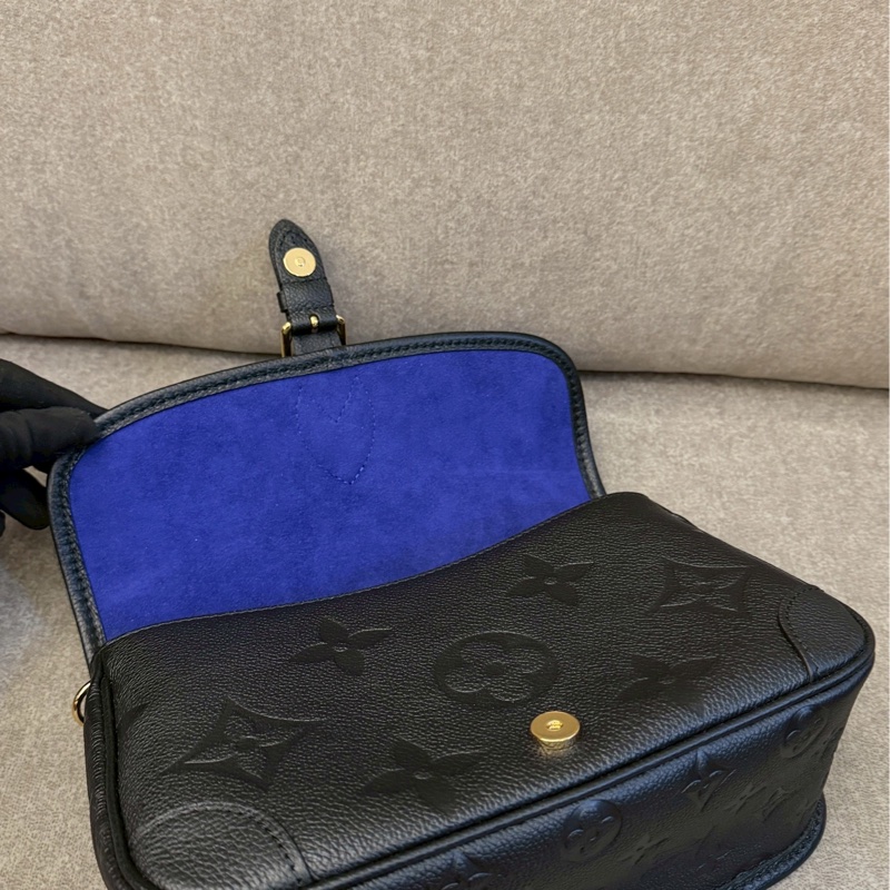 LV黑色法棍包/側背包-6