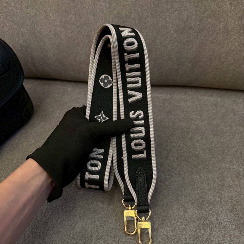 LV黑色法棍包/側背包-9