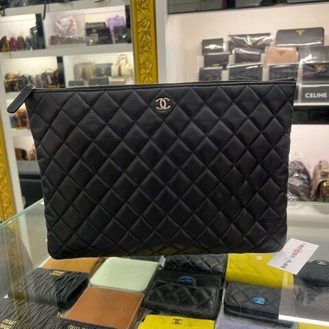 東區正精品㊣CHANEL 香奈兒黑色羊皮全皮金釦菱格紋一字拉鍊萬用包內袋手拿包大款 RZ6355