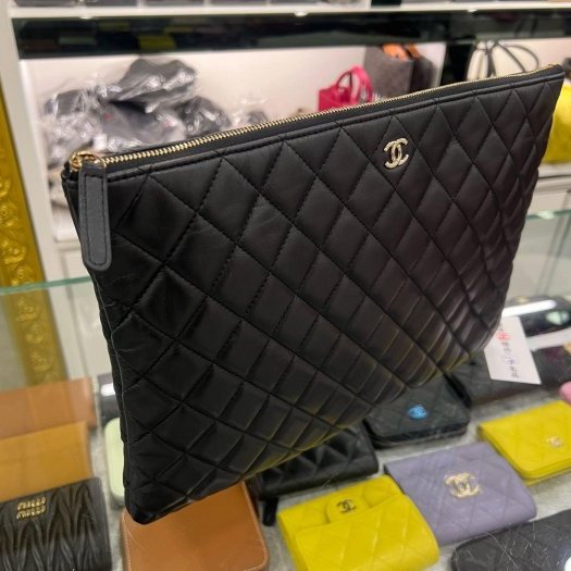 東區正精品㊣CHANEL 香奈兒黑色羊皮全皮金釦菱格紋一字拉鍊萬用包內袋手拿包大款 RZ6355-1