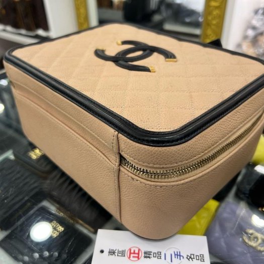 東區正精品㊣CHANEL VANITY CASE 24cm 香奈兒駝色黑邊荔枝牛皮菱格紋金釦拉鍊斜背包化妝箱包兩用包大款 RZ6356-3