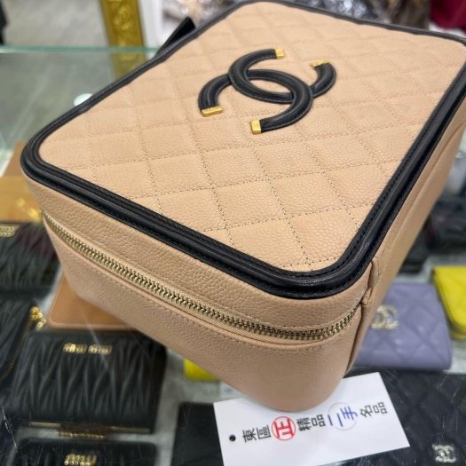 東區正精品㊣CHANEL VANITY CASE 24cm 香奈兒駝色黑邊荔枝牛皮菱格紋金釦拉鍊斜背包化妝箱包兩用包大款 RZ6356-4