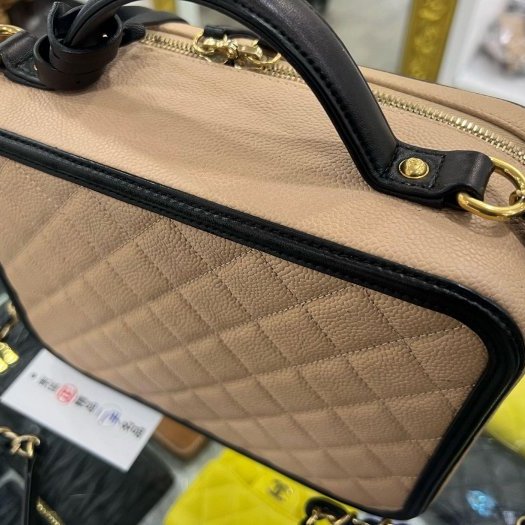東區正精品㊣CHANEL VANITY CASE 24cm 香奈兒駝色黑邊荔枝牛皮菱格紋金釦拉鍊斜背包化妝箱包兩用包大款 RZ6356-6