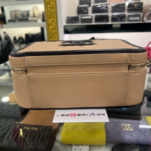 東區正精品㊣CHANEL VANITY CASE 24cm 香奈兒駝色黑邊荔枝牛皮菱格紋金釦拉鍊斜背包化妝箱包兩用包大款 RZ6356-9