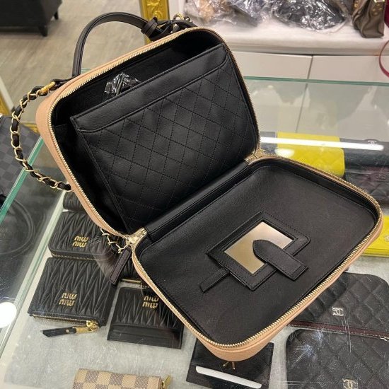 東區正精品㊣CHANEL VANITY CASE 24cm 香奈兒駝色黑邊荔枝牛皮菱格紋金釦拉鍊斜背包化妝箱包兩用包大款 RZ6356-10