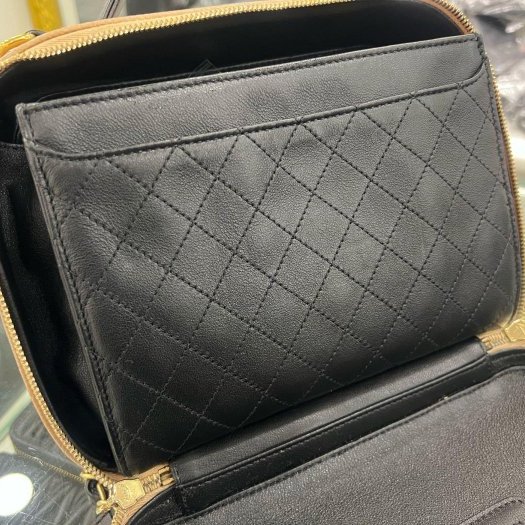 東區正精品㊣CHANEL VANITY CASE 24cm 香奈兒駝色黑邊荔枝牛皮菱格紋金釦拉鍊斜背包化妝箱包兩用包大款 RZ6356-13
