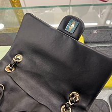 東區正精品㊣CHANEL A91122 香奈兒黑色羊皮翻蓋金釦金鍊雙肩後背包大款 RZ6358-10