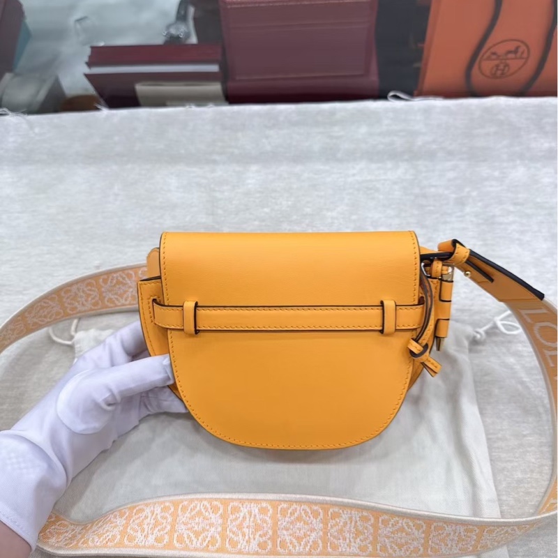 LOEWE羅意威新款經典馬鞍包-1