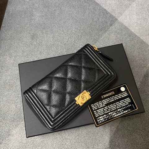 Chanel 經典Boy系列菱格荔枝紋牛皮金釦拉鍊中夾