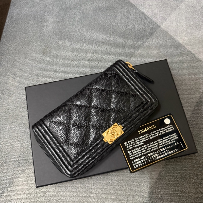 Chanel 經典Boy系列菱格荔枝紋牛皮金釦拉鍊中夾-0