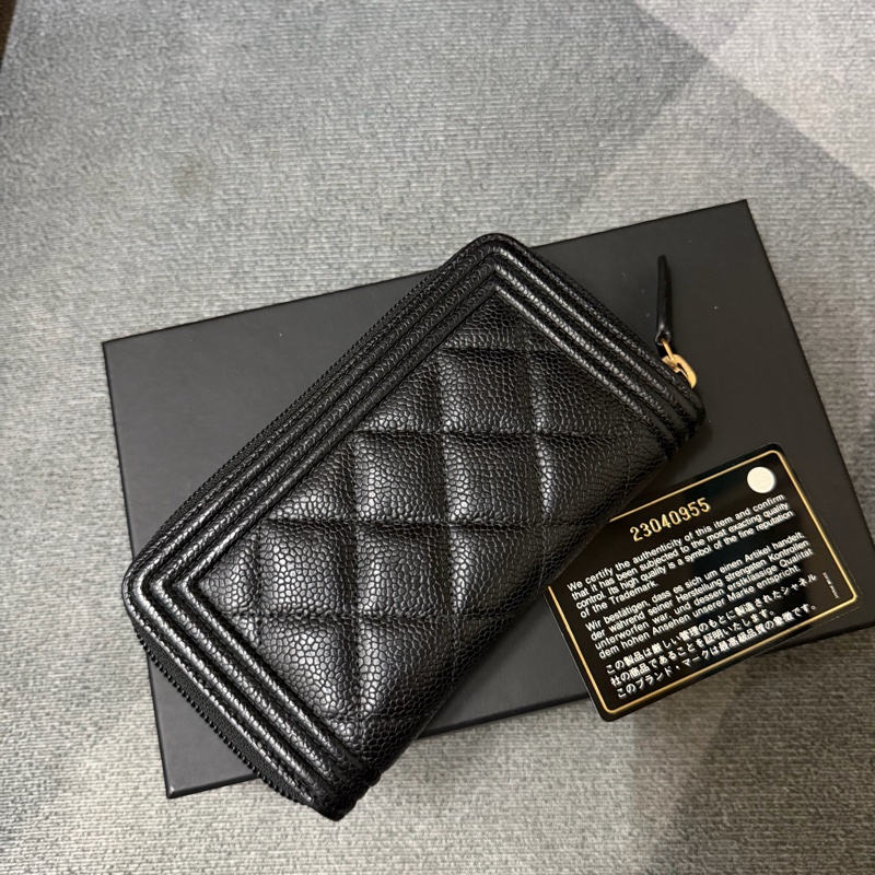 Chanel 經典Boy系列菱格荔枝紋牛皮金釦拉鍊中夾-1