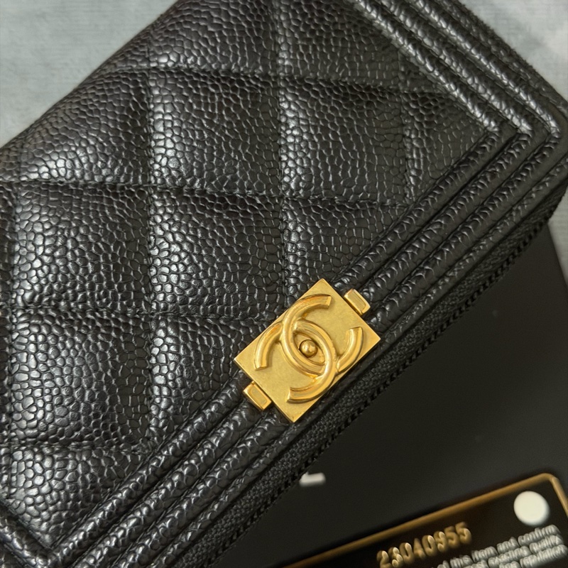 Chanel 經典Boy系列菱格荔枝紋牛皮金釦拉鍊中夾-2