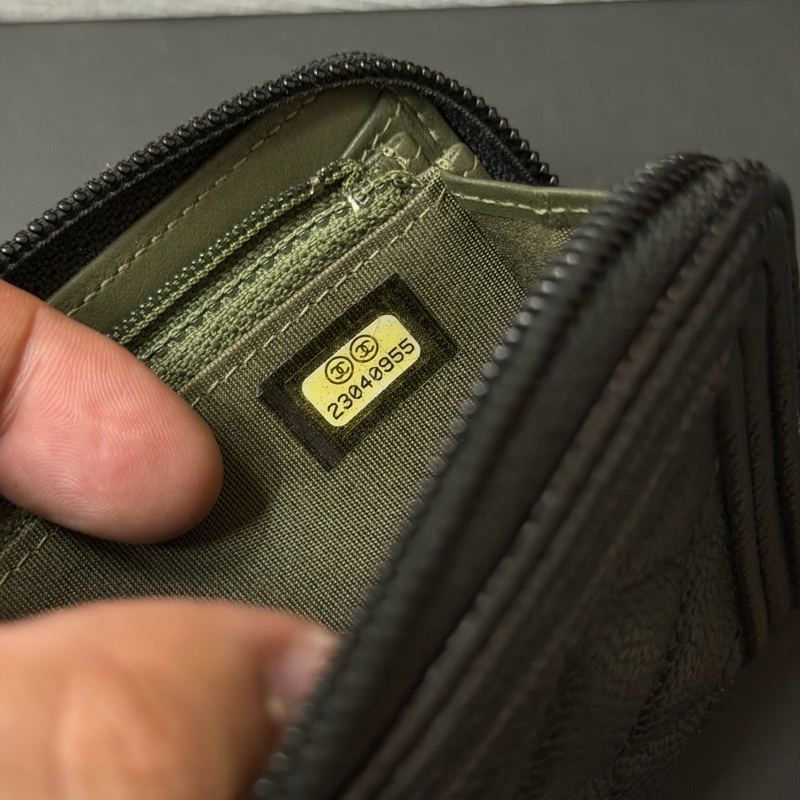 Chanel 經典Boy系列菱格荔枝紋牛皮金釦拉鍊中夾-9