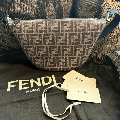 FENDI Melon LOGO灰藍彎月斜肩包 全新