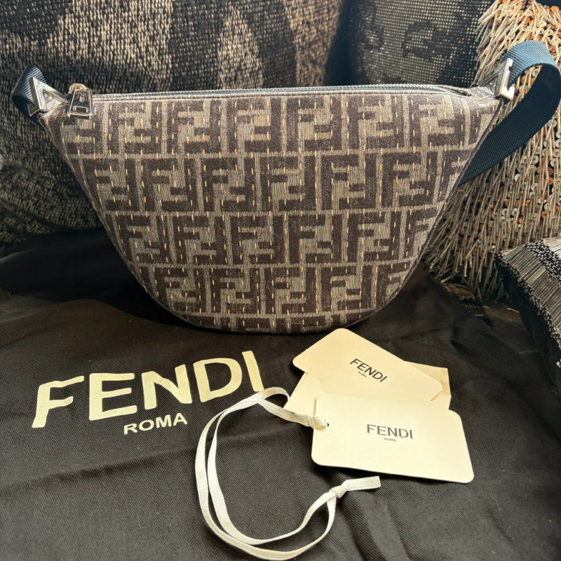 FENDI Melon LOGO灰藍彎月斜肩包 全新-0