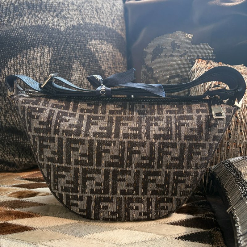 FENDI Melon LOGO灰藍彎月斜肩包 全新-1