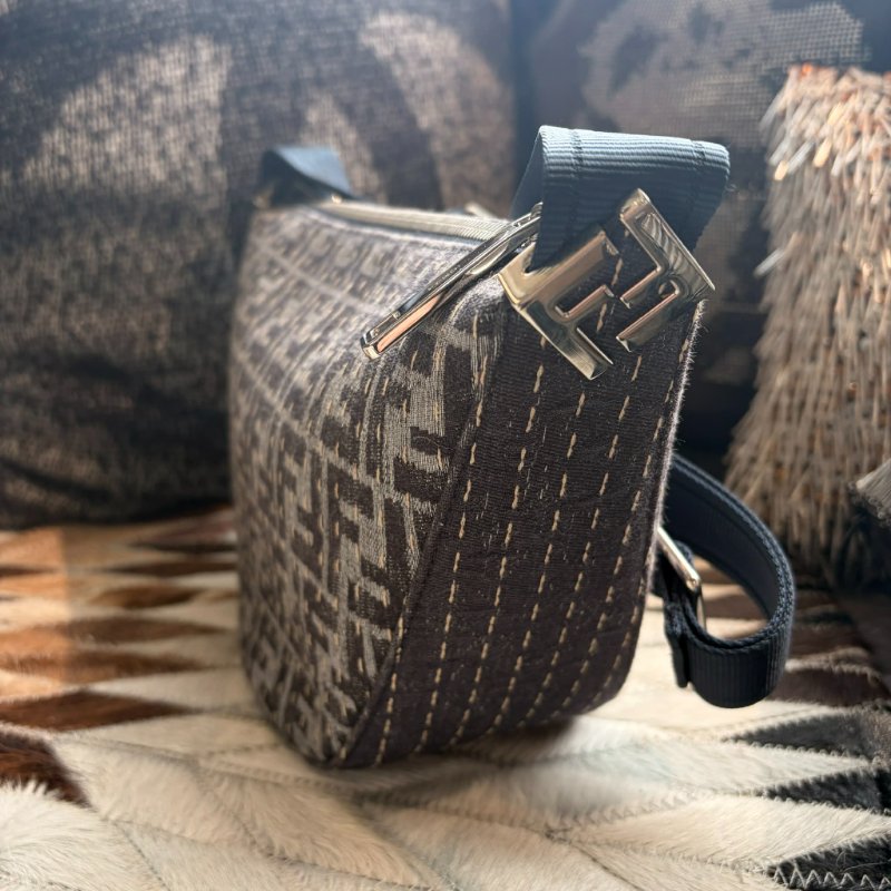 FENDI Melon LOGO灰藍彎月斜肩包 全新-2