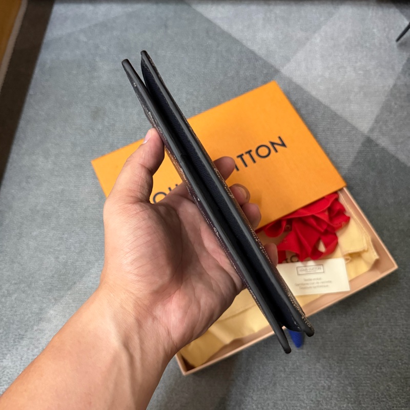 Lv限定款 長頸鹿全皮老花壓紋翻蓋長夾-3