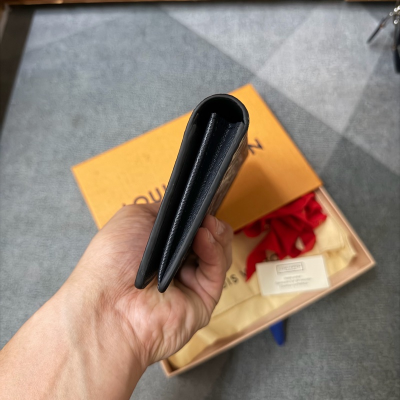 Lv限定款 長頸鹿全皮老花壓紋翻蓋長夾-4