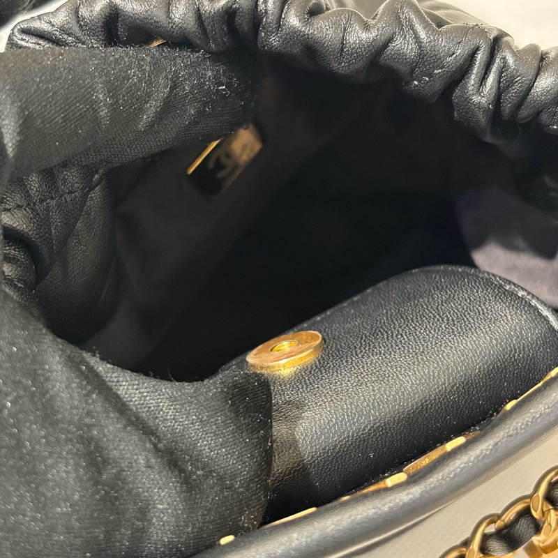 Chanel黑羊皮水桶包-9