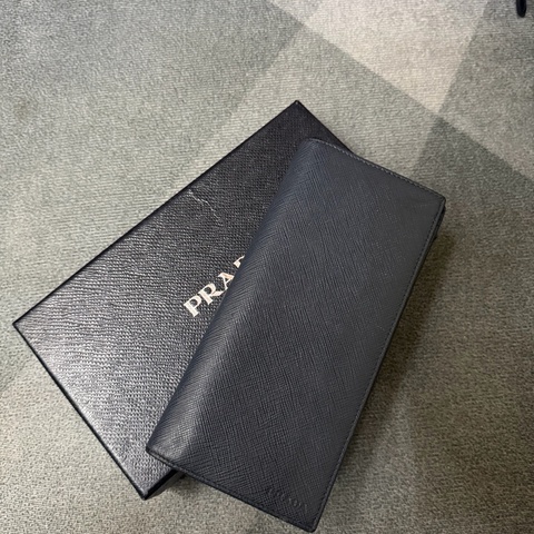 Prada 藏青防刮皮革對開長夾