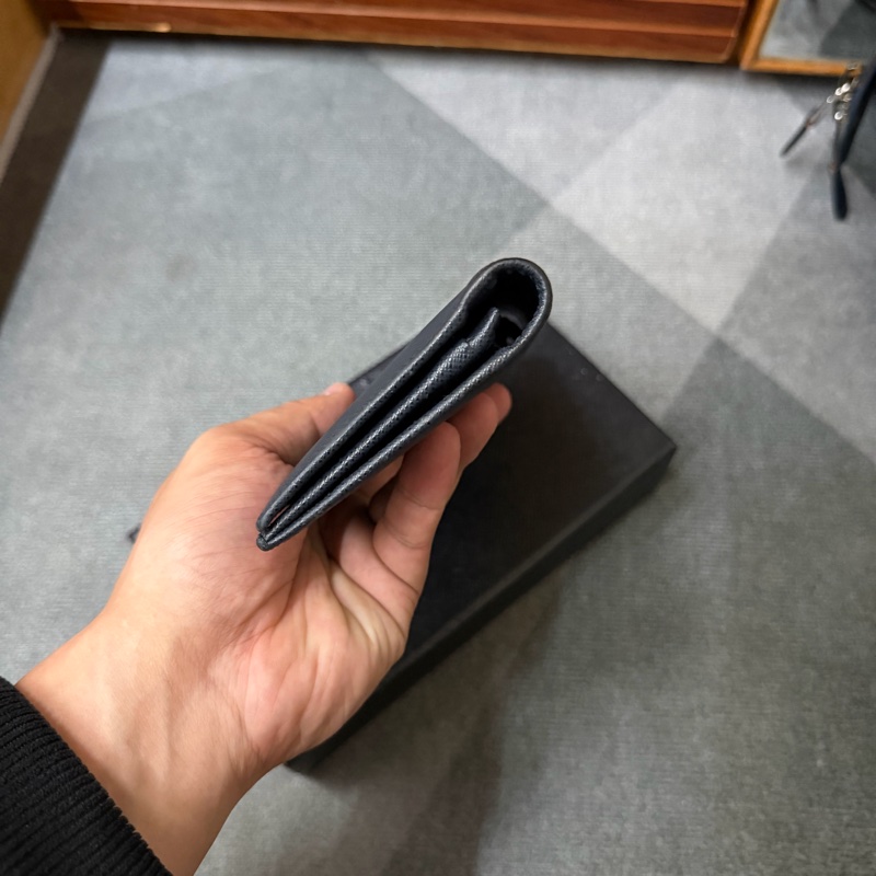 Prada 藏青防刮皮革對開長夾-4