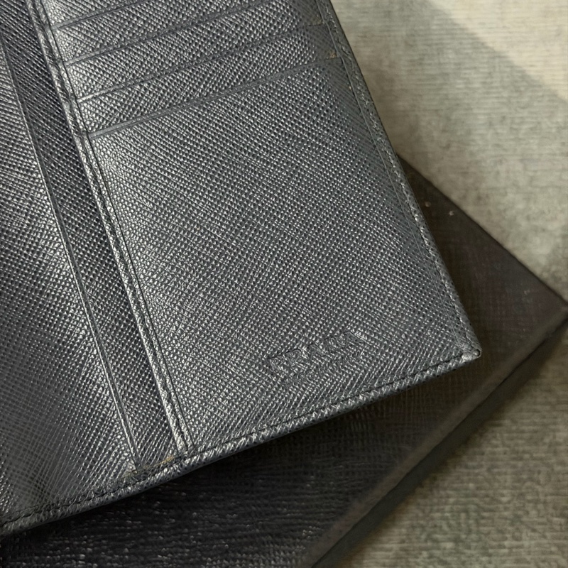 Prada 藏青防刮皮革對開長夾-8