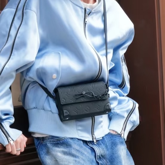 👯♀️Louis Vuitton路易威登 磨砂黑全皮壓紅插銷盒子包-1