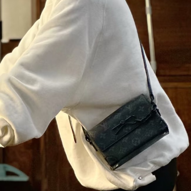 👯♀️Louis Vuitton路易威登 磨砂黑全皮壓紅插銷盒子包-2