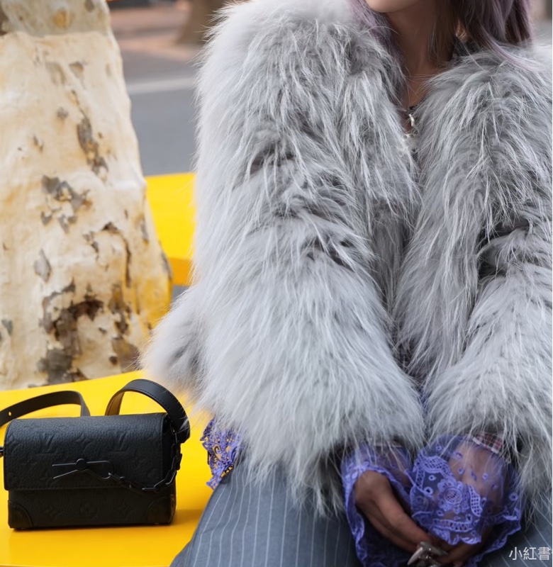 👯♀️Louis Vuitton路易威登 磨砂黑全皮壓紅插銷盒子包-4