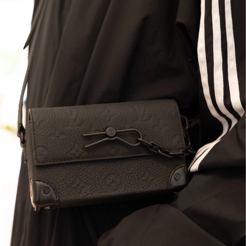 👯♀️Louis Vuitton路易威登 磨砂黑全皮壓紅插銷盒子包-5