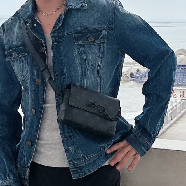 👯♀️Louis Vuitton路易威登 磨砂黑全皮壓紅插銷盒子包-6