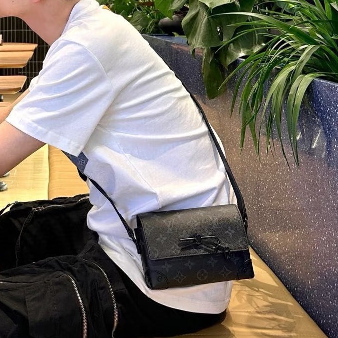 👯♀️Louis Vuitton路易威登 磨砂黑全皮壓紅插銷盒子包-7