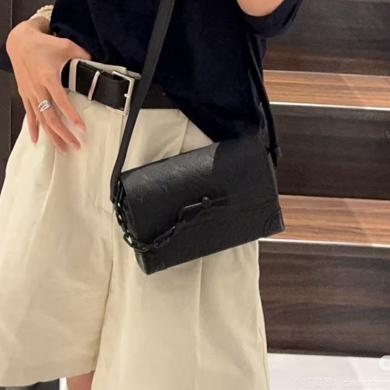 👯♀️Louis Vuitton路易威登 磨砂黑全皮壓紅插銷盒子包-8