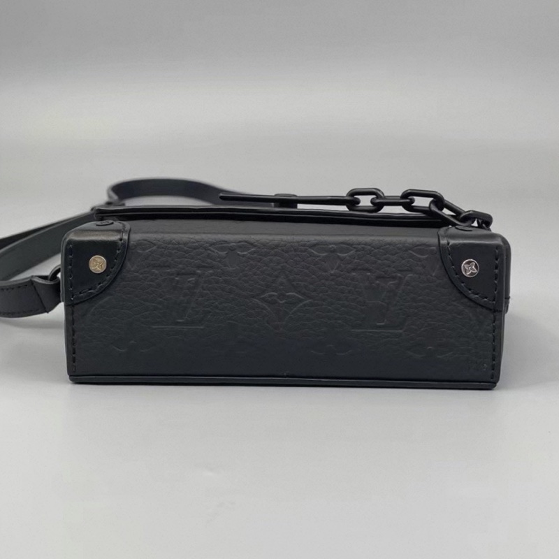 👯♀️Louis Vuitton路易威登 磨砂黑全皮壓紅插銷盒子包-11