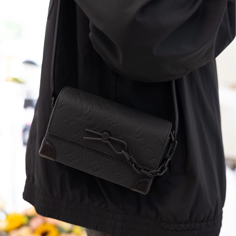 👯♀️Louis Vuitton路易威登 磨砂黑全皮壓紅插銷盒子包-18