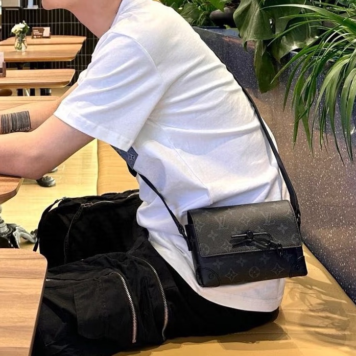 👯♀️Louis Vuitton路易威登 磨砂黑全皮壓紅插銷盒子包-24