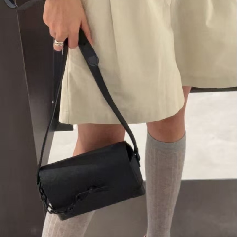 👯♀️Louis Vuitton路易威登 磨砂黑全皮壓紅插銷盒子包-25