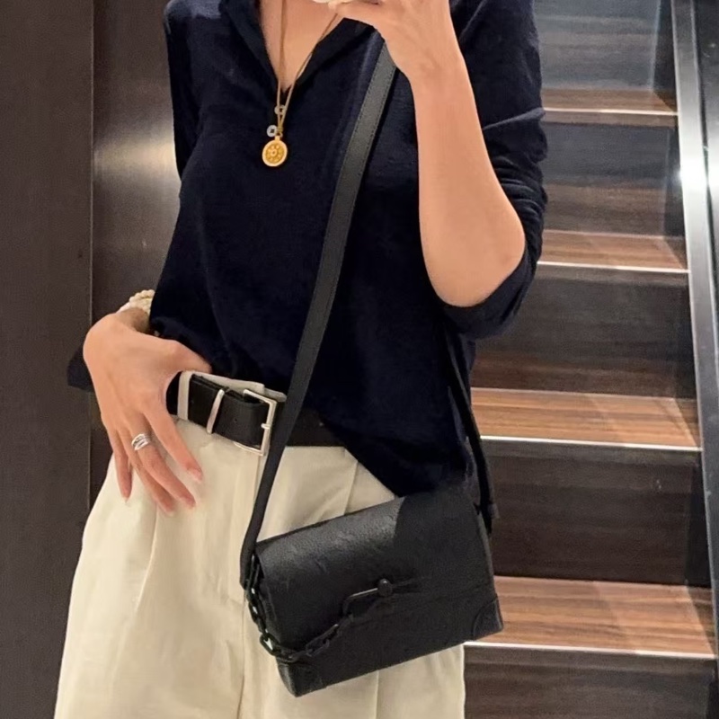 👯♀️Louis Vuitton路易威登 磨砂黑全皮壓紅插銷盒子包-26