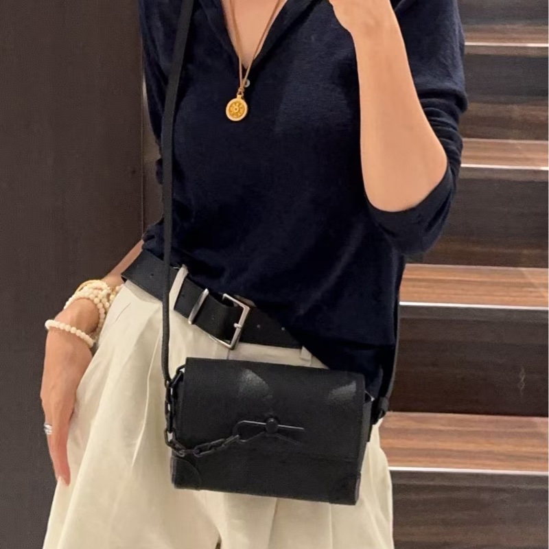 👯♀️Louis Vuitton路易威登 磨砂黑全皮壓紅插銷盒子包-29