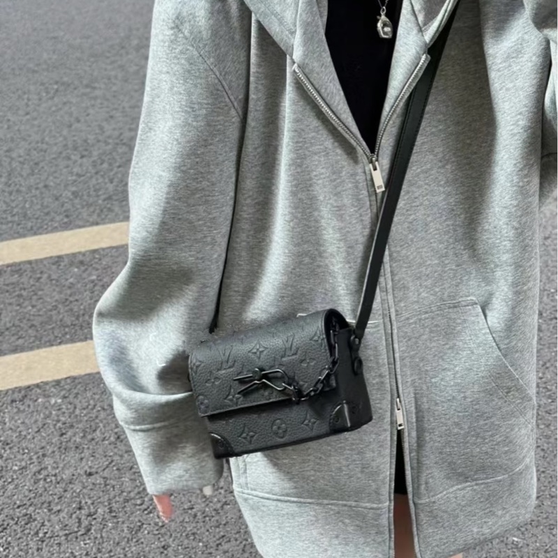 👯♀️Louis Vuitton路易威登 磨砂黑全皮壓紅插銷盒子包-31